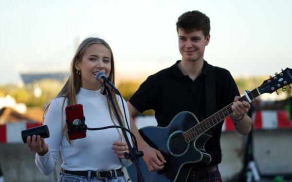 2 Teenagers singing