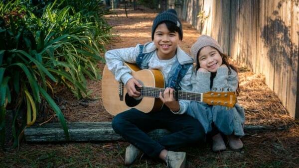 2 Kids singing with guitar