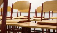 Klassenzimmer Stühle oben