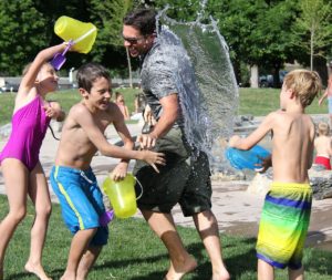 water-fight-442257_1280 lachen statt schimpfen