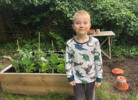 Junge und Hochbeete