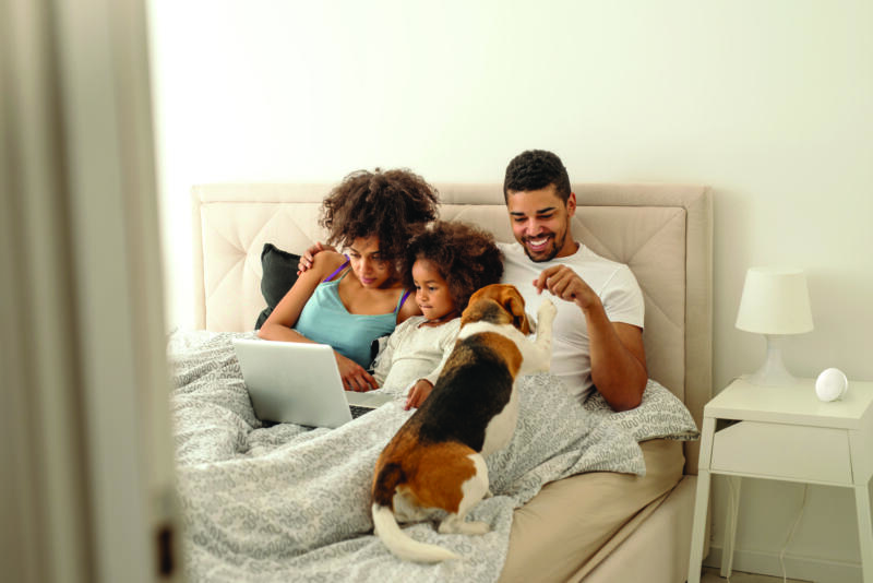Airthings mold indicator - family in bed