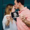 Schwangerschaft . junges Paar mit Ultraschallbild