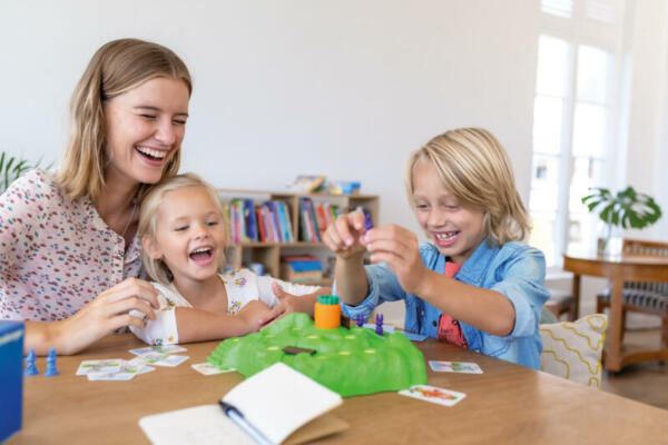 Lotti Karotti_Familie beim Spielen