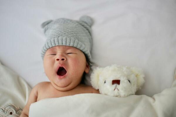 Baby im Bett