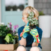 Kleiner Junge mit Pflanze