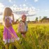 Zwei Kinder in Wiese