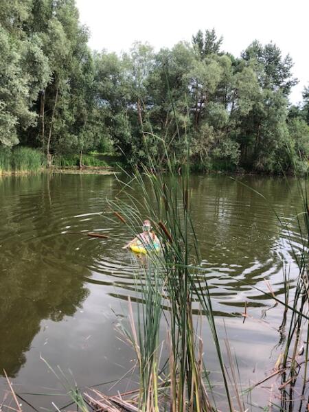 Prignitz_Kind_badet_im_Teich