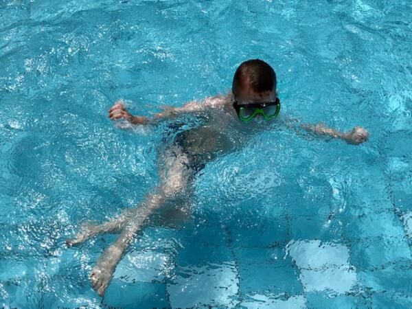 Junge_im_Schwimmbad