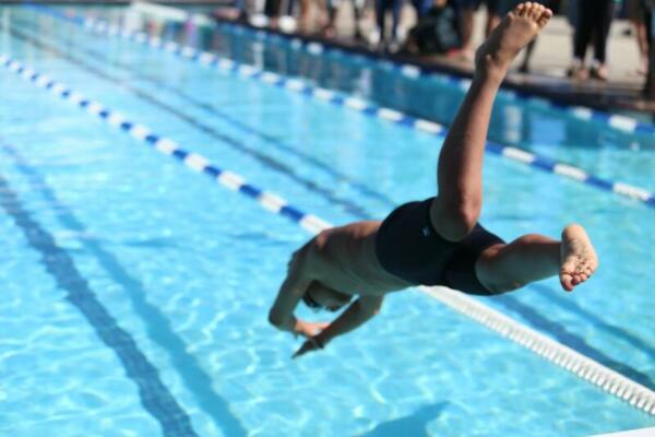 Junge springt in Pool