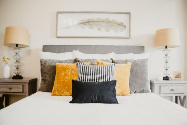 Bett mit Kissen