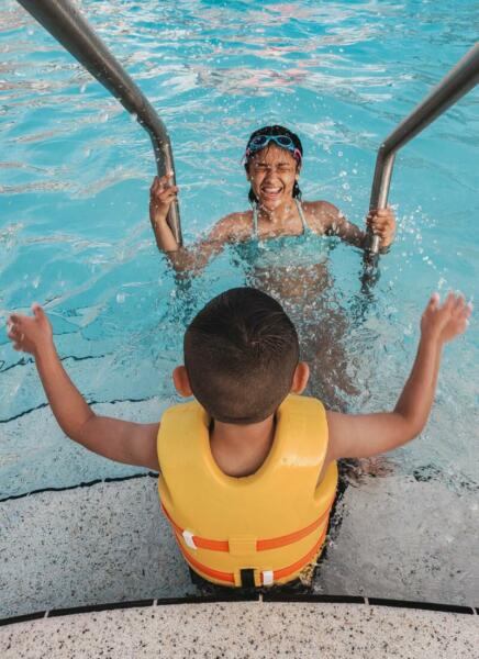 Kinder im Schwimmbad