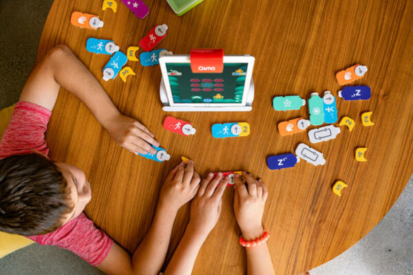 OSMO Coding Starter Kit_Kinder im Spiel_Hände