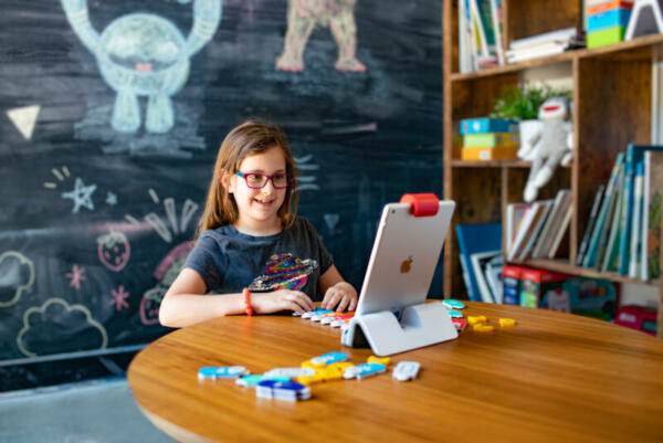 OSMO Coding Starter Kit_Mädchen am Tisch