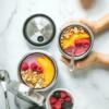 Farbenfrohe Müsli-Bowls