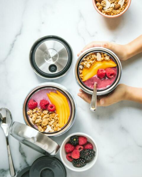 Farbenfrohe Müsli-Bowls
