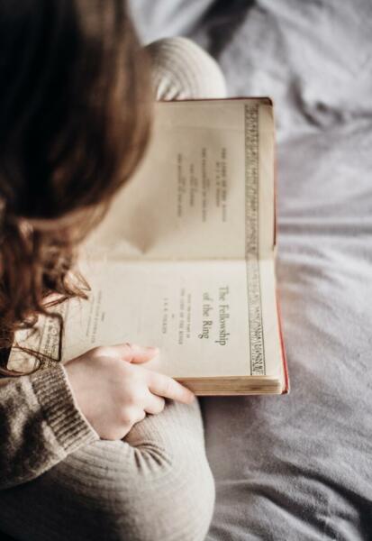 Little-girl_reading