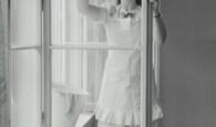 Frau putzt Fenster