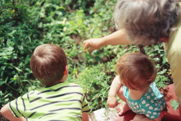 Großerltern - im Garten mit den Enkeln