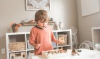 Junge im Kinderzimmer