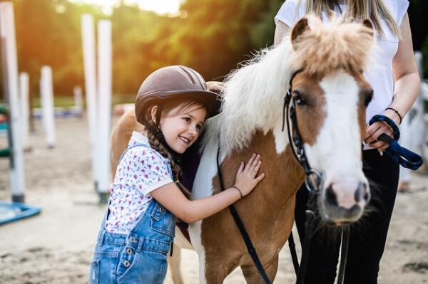 Kleines Mädchen mit Pony