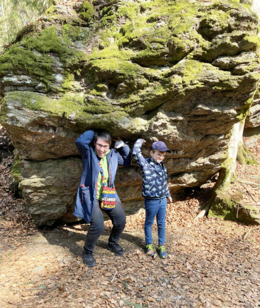 Oma und Enkel im Nationalpark Bayrischer Wald