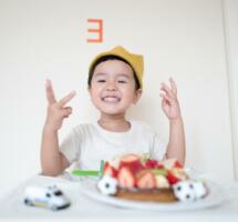 Geburtstagskind mit Kuchen