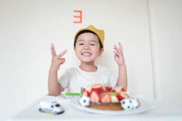 Geburtstagskind mit Kuchen