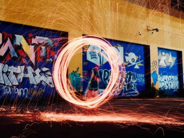 Kroes aus Licht vor Graffiti