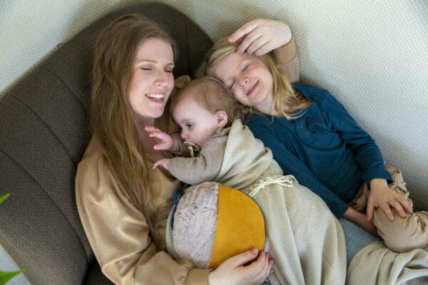 Mother with 2 kids und inmuJOY