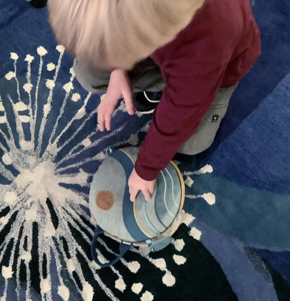 inmuJOY with child in carpet