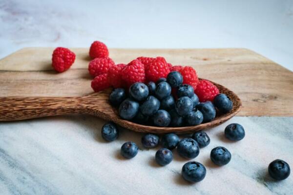 Himbeeren und Blaubeeren