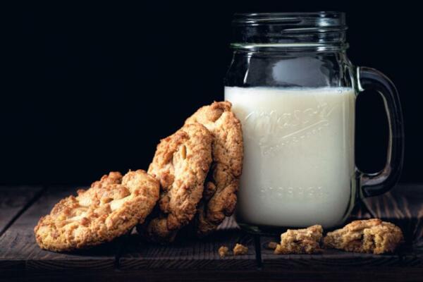 Milch und Kekse