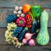 Obst und Gemüse auf Holzbrett
