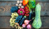 Obst und Gemüse auf Holzbrett