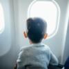 Kleiner Junge im Flugzeug