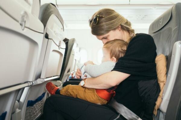 Mutter mit Kleinkind im Flugzeug