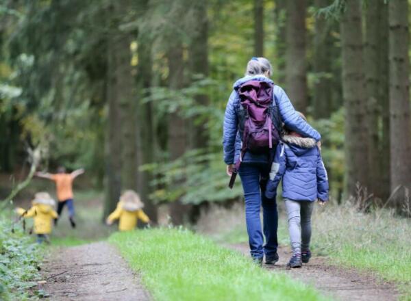 Familie im Wald