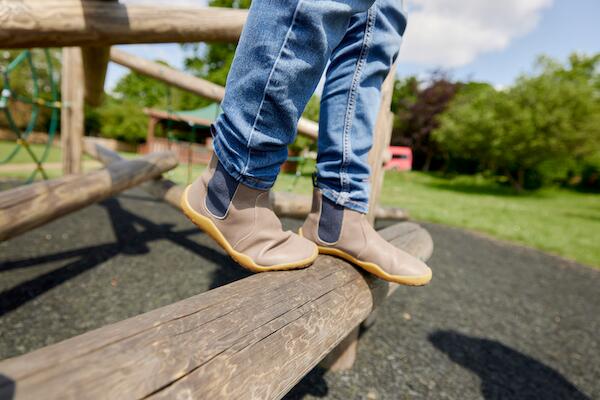 vivo_back_to_school_Schuhe auf Bank